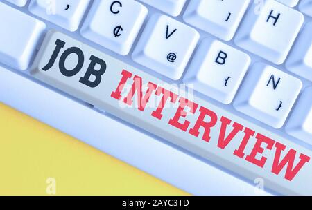 Textzeichen mit Job-Interview. Fragen zur Bewertung von konzeptionellen Fotos Antworten auf die Einstellung des Employment Panel Weiße pc-Tastatur mit em Stockfoto