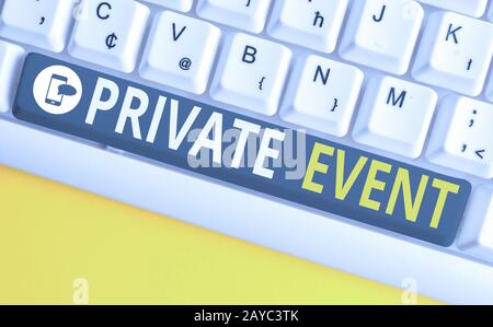 Konzeptionelles Handschreiben mit privater Veranstaltung. Business Photo Text Exclusive Reservierungen RSVP Einladungs sitzender weißer pc-Schlüssel Stockfoto