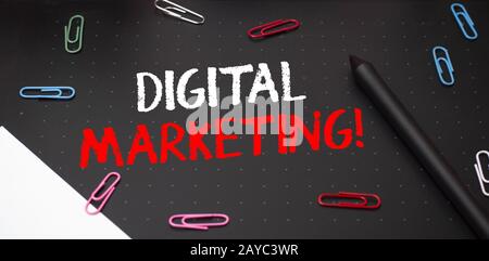 Hinweis zum digitalen Marketing. Geschäftsfoto mit Marktprodukten oder -Dienstleistungen mit Technologien im Internet Sci Stockfoto
