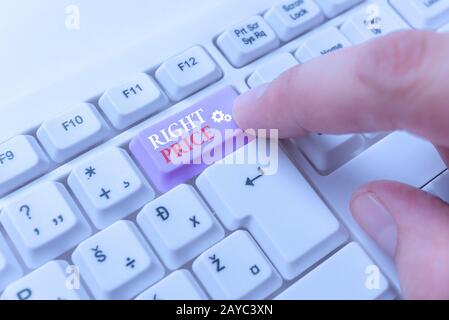 Konzeptionelle Handarbeit mit dem richtigen Preis. Firmenfototext die Geldmenge, die für das Produkt Weiß angemessen ist Stockfoto