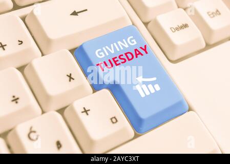 Konzeptionelle Handarbeit, die am Dienstag zeigt. Business Foto Text International Day of Charitable Giving Hashtag Aktivismus Whit Stockfoto