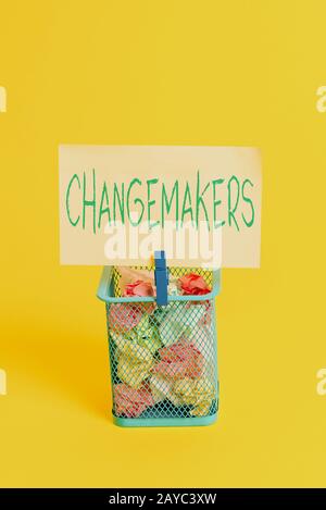 Handschriftertext. Konzept bedeutet, dass junge Turk Einflussnehmer Acitivisten Urbanisierung Mode Gen X Trash bin zerknautschter p Stockfoto