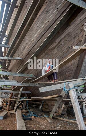 Ein sehr großes Pinisi-Boot wird am Strand in Sangean Village, Sangeang Api Volcano Island in der Nähe von Sumbawa Island, kleine Sundainseln, Indone gebaut Stockfoto