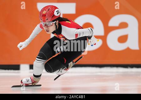 Dordrecht, Niederlande. Februar 2020. Qu Chunyu aus China tritt bei den Vorläufen des 500-Meter-Rennens Der Damen auf der Kurzbahn der ISU-Weltmeisterschaft 2019-2020 in Dordrecht, Niederlande, 14. Februar 2020 an. Kredit: Zheng Huansong/Xinhua/Alamy Live News Stockfoto