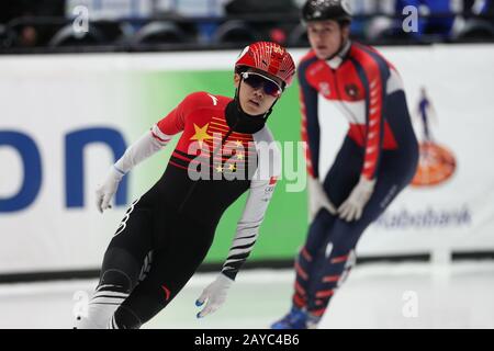 Dordrecht, Niederlande. Februar 2020. Li Wenlong aus China tritt bei den Vorläufen des 500-Meter-Rennens Der Männer auf der Kurzbahn der ISU-Weltmeisterschaft 2019-2020 in Dordrecht, Niederlande, 14. Februar 2020 an. Kredit: Zheng Huansong/Xinhua/Alamy Live News Stockfoto