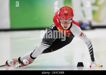 Dordrecht, Niederlande. Februar 2020. Qu Chunyu aus China tritt bei den Vorläufen des 500-Meter-Rennens Der Damen auf der Kurzbahn der ISU-Weltmeisterschaft 2019-2020 in Dordrecht, Niederlande, 14. Februar 2020 an. Kredit: Zheng Huansong/Xinhua/Alamy Live News Stockfoto