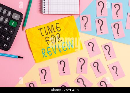 Hinweis zum Zeitpunkt der Überprüfung. Geschäftsfoto, das die Überprüfung eines Systems oder einer Situation in seiner formellen Untersuchung Mahem zeigt Stockfoto