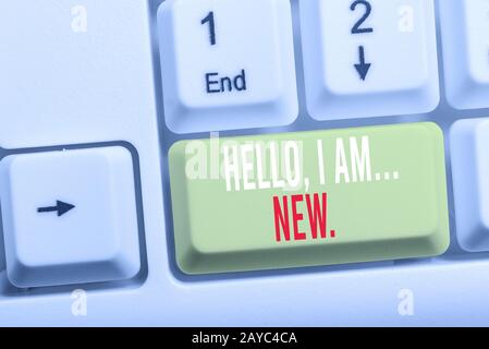 Hinweis zum Schreiben mit "Hallo, ich bin neu". Geschäftsfoto, auf dem man sich in einer Gruppe als frischer Arbeiter oder Student White p vorstellt Stockfoto