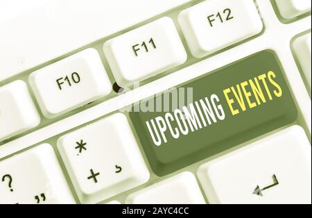 Schreiben von Notizen zu bevorstehenden Veranstaltungen. Geschäftsfoto mit der Vorstellung der geplanten öffentlichen oder sozialen Anlässe White pc-Keyb Stockfoto