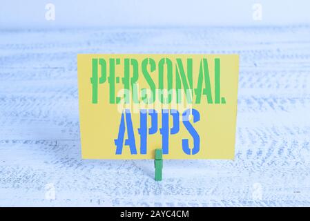 Textzeichen mit persönlichen Apps. Konzeptioneller Foto-Organizer Online-Kalender Private Informationsdaten Grüne Wäscheklammer weißes Holz Stockfoto