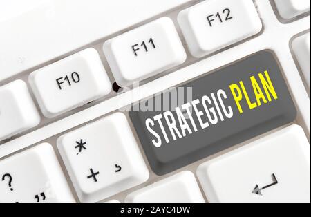 Schreiben Sie eine Notiz mit dem strategischen Plan. Geschäftsfoto mit einem systematischen Prozess der Vorstellung eines gewünschten zukünftigen White pc-Schlüssels Stockfoto