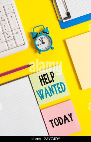 Konzeptionelles Handschreiben mit Hilfe gesucht. Firmenfototext eine Anzeige in dem Papier, die ein Arbeitgeber platziert, um einen neuen Mitarbeiter-CR zu finden Stockfoto