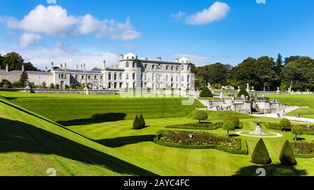 Touristen, die Powerscourt Gardens besuchen, können von einem Hügel aus auf die Villa schauen Stockfoto