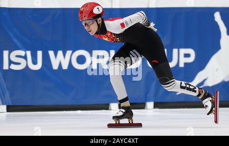 Dordrecht, Niederlande. Februar 2020. Fan Kexin aus China tritt bei den Vorläufen des 500-Meter-Rennens Der Damen auf der Kurzbahn des ISU-Weltcups 2019-2020 in Dordrecht, Niederlande, 14. Februar 2020 an. Kredit: Zheng Huansong/Xinhua/Alamy Live News Stockfoto