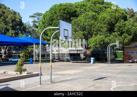 Öffentliche Schule in Sydney mit Sportbereich im Freien, einschließlich Basketballplatz, Sydney, Australien Stockfoto