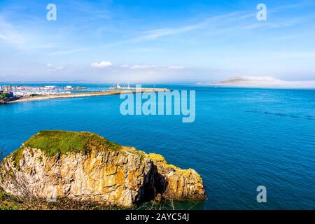 Tief liegender Nebel auf der Insel Irelands Eye, Blick vom Howth View Point auf den Hafen Irelands Stockfoto