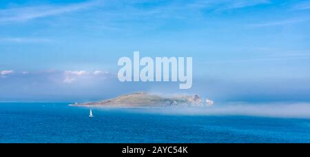 Tief liegender Nebel bedeckt Irelands Augeninsel, Blick von Howth, Irland Stockfoto