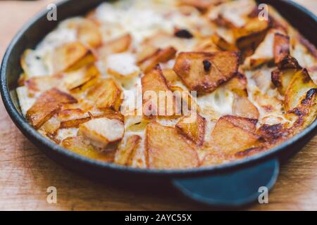 Kartoffeln, die mit Fleisch im Ofen gebacken werden. Köstliches Abendrezept. Kartoffelpudding. Gebackene Kartoffel. Rinderasserol. Kartoffelgratin. Gebacken Stockfoto
