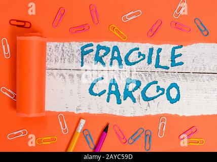 Konzeptionelle Handschreiben mit Fragile Cargo. Business Photo Text zerbrechlicher Griff mit Care Bubble Wrap Glas Gefahrgut. Stockfoto