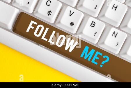 Handschriftertext Folge mir Frage. Konzept bedeutet, dass Sie nach der Vorführung oder dem Vorführen einer weißen pc-Tastatur gehen oder kommen Stockfoto