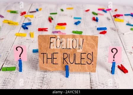 Das Textszeichen, das die Regeln anzeigt, folgt den Regeln. Konzeptfoto mit Vorschriften für Verhalten oder Verfahren, die gekritzelt und zerfallen sind Stockfoto