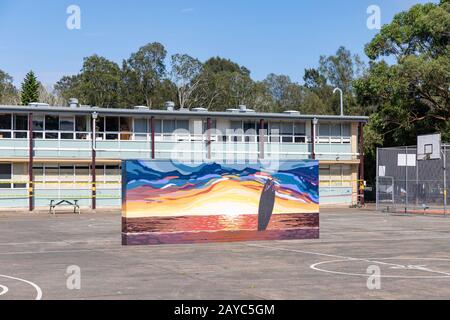 Australische Highschool mit Block im Klassenzimmer und Sportbereich im Freien, Sydney, Australien Stockfoto