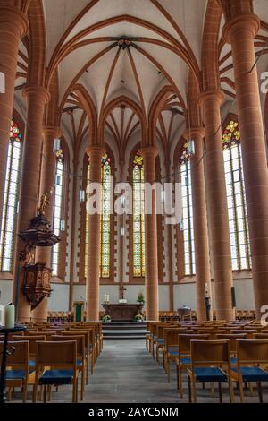 Innenraum der Heilig-Geist-Kirche in Heidelberg. Sie wurde 1239 erstmals erwähnt. Stockfoto