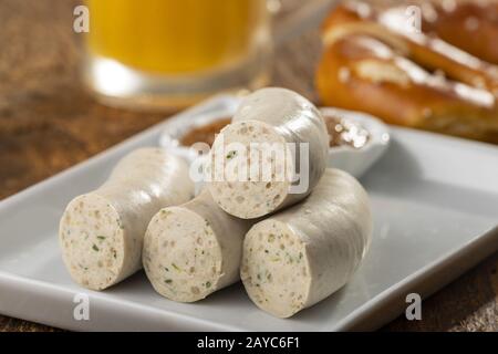 Bayerische Kalbswurst auf dem Teller Stockfoto