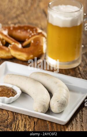 Bayerische Kalbswurst auf dem Teller Stockfoto