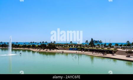 Touristen, die auf der Promenade zwischen Brunnen und Teich und Balearensee, Mallorca, spazieren gehen Stockfoto