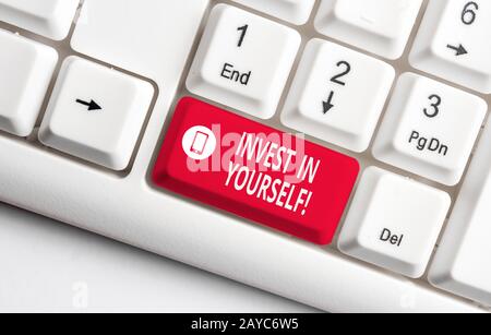 Textzeichen, das zeigt, dass Sie in sich investieren. Konzeptionelles Foto Lernen Sie neue Dinge oder Materialien und machen Sie so Ihr viel besseres White pc keyboa Stockfoto