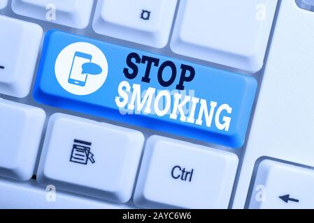Konzeptionelle Handschreiben, die das Rauchen aufhören. Fototext für Unternehmen, der den Einsatz von Keyboar für Tabakabhängigkeit aufhält oder unterbläst Stockfoto