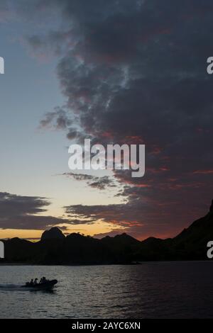 Ein Tierkreis im Sonnenuntergang an einer Bucht auf Padar Island zwischen Komodo und Rinca Inseln innerhalb des Komodo-Archipels, Teil des Komodo-Nationalparks (UNES Stockfoto