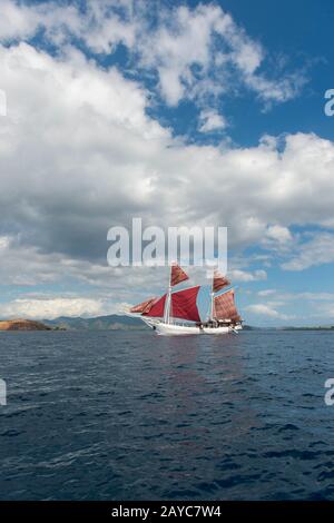 Der MSV Katharina, ein 38 Meter langes Holzpinisi-Schiff (ein traditionelles indonesisches Segelschiff), unter Segeln in der Nähe der Komodo-Insel, Indonesien. Stockfoto