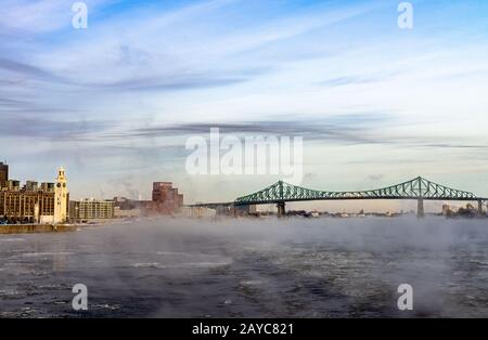 Montreal Quebec Kanada 18. Januar 2020: Pont Jacques Cartier, Brücke mit Uhrturm an einem eisigen Wintertag Stockfoto