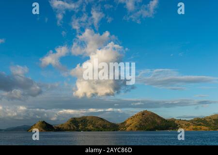 Blick von Kelor Island, einer einsamen Insel, etwa 10 Kilometer von Labuan Bajo, Flores und in der Nähe von Komodo Island, Komodo National Park in East Nusa entfernt Stockfoto