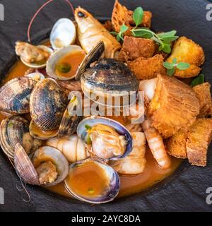 Fischsuppe, typische Meeresfrüchte Gerichte der italienischen Küche. Stockfoto