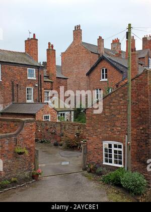 Typische alte Ziegelhäuser mit hohen Kaminen entlang einer Gasse in chester england Stockfoto