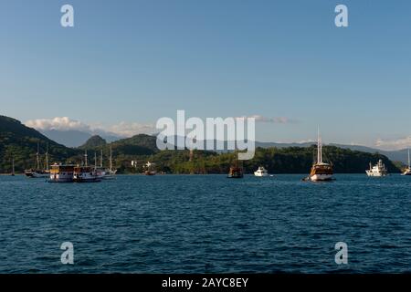 Boote, meist Ausflugsboote für Touristen, im Hafen von Labuan Bajo, einer Fischerstadt am westlichen Ende der großen Insel Flores im Stockfoto