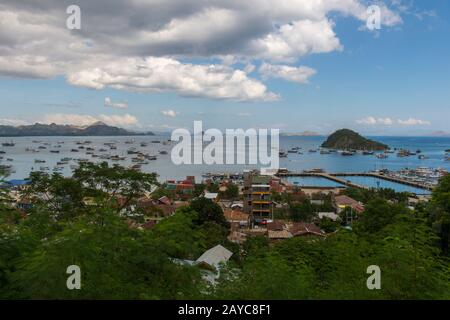 Boote, meist Ausflugsboote für Touristen, im Hafen von Labuan Bajo, einer Fischerstadt am westlichen Ende der großen Insel Flores im Stockfoto