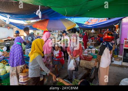 Eine bunte Marktszene auf dem Markt in Labuan Bajo, einer Fischerstadt am westlichen Ende der großen Insel Flores in der Nusa Tenggara reg Stockfoto