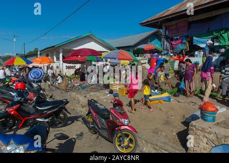 Eine bunte Marktszene auf dem Markt in Labuan Bajo, einer Fischerstadt am westlichen Ende der großen Insel Flores in der Nusa Tenggara reg Stockfoto