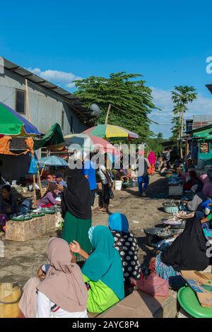 Eine bunte Marktszene auf dem Markt in Labuan Bajo, einer Fischerstadt am westlichen Ende der großen Insel Flores in der Nusa Tenggara reg Stockfoto