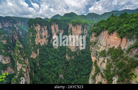 Atemberaubende Gebirgsformationen in Zhangjiajie Stockfoto