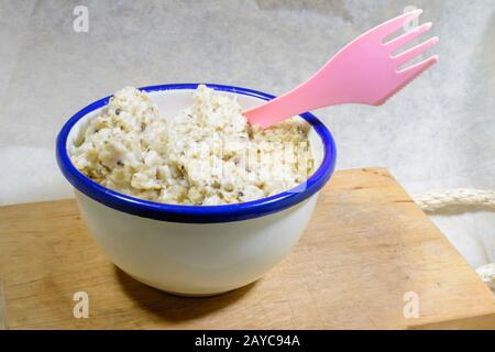 Haferbrei zum Frühstück mit Hempblättern und Samen in einer Emailschüssel Stockfoto