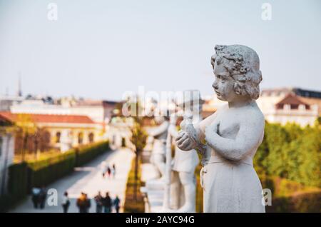 Wiener Barock historische Architektur Schloss Belvedere Statuen über Brunnen Stockfoto