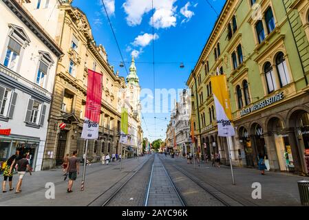 Grazer Stadt Österreich Touristenattraktion hauptplatz und Blick auf die Straße Weitwinkel. Stockfoto