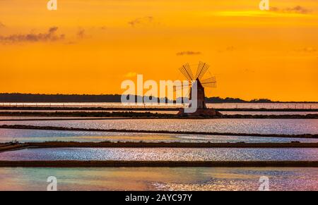 Marsala Salinen bei Sonnenuntergang, Sizilien, Italien Stockfoto