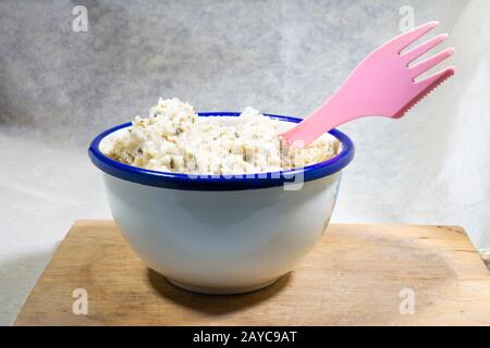 Haferbrei zum Frühstück mit Hempblättern und Samen in einer Emailschüssel Stockfoto