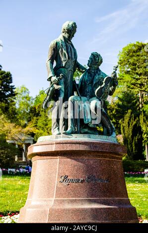 Denkmal zu Ehren des großen österreichischen Komponisten Lanner und Strauß in Baden bei Wien. Österreich Stockfoto